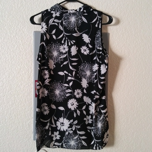 NWT Vince Camuto Black and White Floral Blouse - Picture 3 of 5